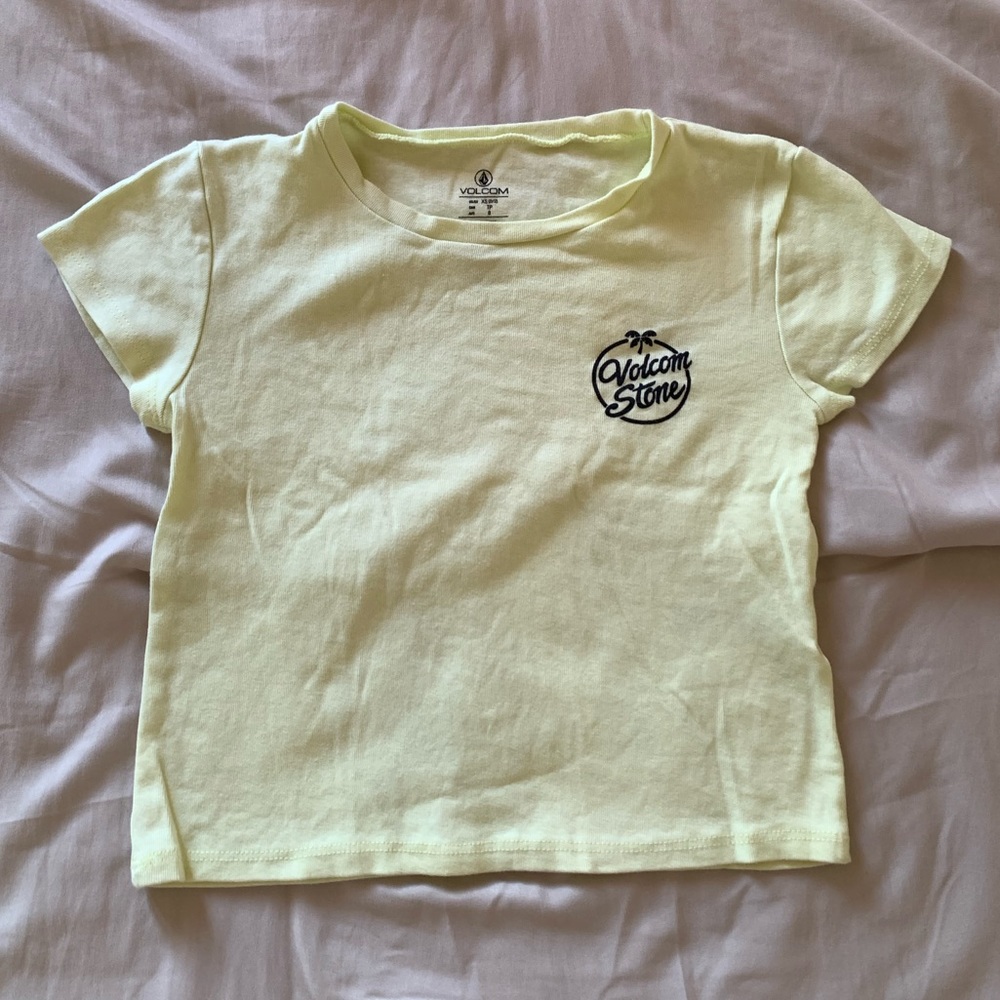 Volcom Baby Doll Tee:
• Color: Light Yellow
• Size: XS
